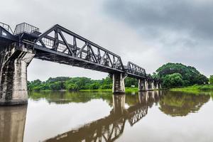 ponte ferroviária na nuvem de chuva, rio kwai, kanchanaburi, tailândia