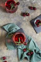 coquetel de cereja fresca com alecrim e gelo em copos. mocktails caseiros. vista superior e vertical
