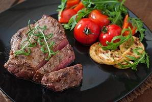 closeup de bife grelhado com legumes foto