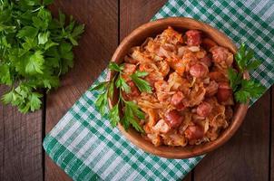 bigos poloneses com linguiça defumada e bacon foto