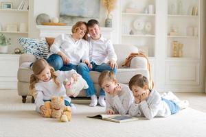 pais caucasianos felizes estão relaxando no sofá aconchegante na sala de estar em casa. pequena foto