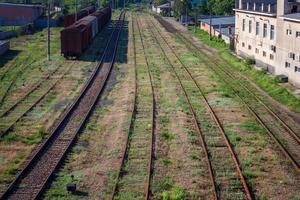 trilhos de trem, muitos trilhos vão para a distância foto