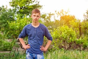 retrato de um jovem em um fundo verde natural foto