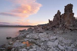 sal-gema formações de tufo ao pôr do sol mono lago califórnia foto