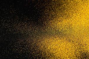 uma textura mínima de areia dourada em um fundo preto foto