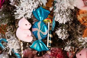 cartão de natal, humor de ano novo diferentes brinquedos de natal pendurados na árvore. foto