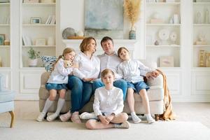 retrato grande família passar tempo juntos em casa. eles estão sentados felizes foto