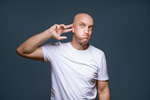 homem careca em quadrinhos posando em um fundo azul foto