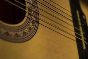 cordas na guitarra. detalhes da música. instrumento acústico. close-up de guitarra espanhola. foto