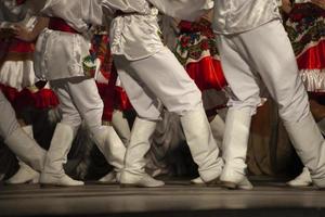 dança folclórica. botas brancas. aula de dança no palco. detalhes do movimento do pé. dança sincronizada das crianças. foto