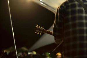 músico no palco. guitarrista se apresenta no festival. detalhes do festival de música. foto