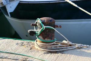 cais na costa para atracação de barcos e iates. foto