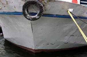 cais na costa para atracação de barcos e iates. foto