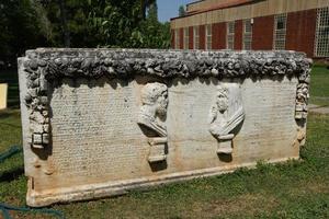 sarcófago na cidade antiga de aphrodisias em aydin, turkiye foto