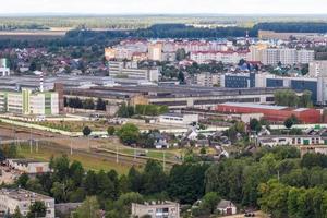 vista panorâmica aérea de uma grande altura de uma pequena cidade provincial com setor privado e prédios de apartamentos altos foto