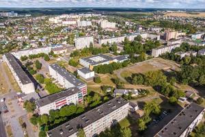 vista panorâmica de uma grande altura de uma pequena cidade provincial com setor privado e prédios de apartamentos altos foto