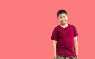 retrato de menino asiático menino bonito em pé sorrindo feliz gesto confiante em um fundo branco foto