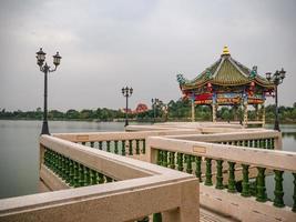 bela vista da paisagem e pavilhão chinês no parque da fundação do santuário de san chao pu ya na cidade de udon thani tailândia. foto