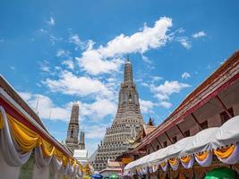 wat arun, localmente conhecido como wat chaeng, é um templo histórico na margem oeste de thonburi do rio chao phraya foto