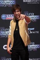 los angeles - 1 de agosto - austin mahone chega ao 2013 young hollywood awards no palco amplo em 1 de agosto de 2013 em santa monica, ca foto