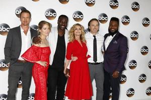 los angeles - 6 de agosto josh randall, erika christensen, adewale akinnuoye-agbaje, kyra sedgwick, kick gurry, malcolm-jamal warner na festa abc tca summer 2017 no beverly hilton hotel em 6 de agosto de 2017 em beverly hills, ca foto