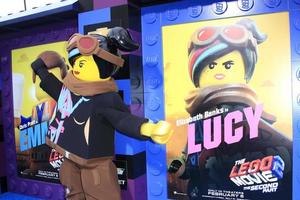 los angeles - 2 de fevereiro - personagem lucy, pôster no filme lego 2 - estreia da segunda parte no teatro da vila em 2 de fevereiro de 2019 em westwood, ca foto