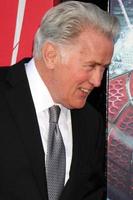 los angeles - 28 de junho - martin sheen chega na estréia do incrível homem-aranha no teatro da vila em 28 de junho de 2012 em westwood, ca foto