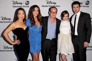 los angeles - 19 de maio - agentes do shield cast, ming-na wen, chloe bennet, clark gregg, elizabeth henstridge, brett dalton no disney media networks international upfronts no walt disney studios em 19 de maio de 2013 em burbank, ca foto