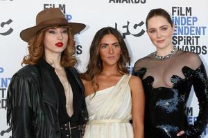 los angeles - 6 de março lauren hadaway, isabelle fuhrman, amy forsyth no filme independente spirit awards de 2022 chegadas à praia de santa monica em 6 de março de 2022 em santa monica, ca foto