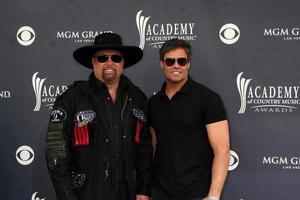 las vegas - 3 de abril - montgomery gentry chegando ao academy of country music awards 2011 no mgm grand garden arena em 3 de abril de 2010 em las vegas, nv foto