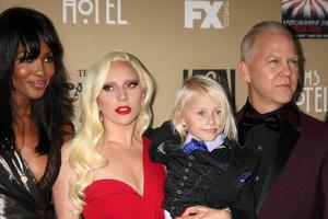 los angeles - 3 de outubro - naomi campbell, lady gaga, lennon henry, ryan murphy no american horror story - exibição de estréia no hotel regal 14 theaters em 3 de outubro de 2015 em los angeles, ca foto