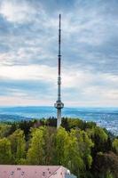 torre de rádio na montanha uetliberg foto