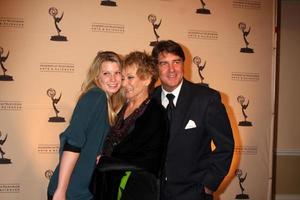 los angeles - 20 de janeiro - cloris leachman, família chega ao atashall of fame 20th gala anual de indução no hotel beverly hills em 20 de janeiro de 2011 em beverly hills, ca foto