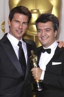 los angeles - 26 de fevereiro - tom cruise thomas langmann chega ao 84th academy awards no hollywood and highland center em 26 de fevereiro de 2012 em los angeles, ca foto