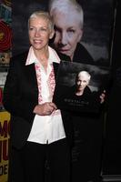 los angeles - 10 de outubro - annie lennox na aparição na loja para assinar nostalgia na amoeba records em 10 de outubro de 2014 em los angeles, ca foto