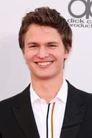 los angeles - 23 de novembro - ansel elgort nos 2014 american music awards - chegadas ao nokia theatre em 23 de novembro de 2014 em los angeles, ca foto