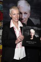 los angeles - 10 de outubro - annie lennox na aparição na loja para assinar nostalgia na amoeba records em 10 de outubro de 2014 em los angeles, ca foto