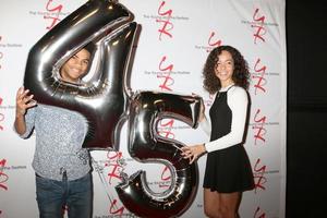 los angeles - 26 de março - noah alexander gerry, lexie stevenson no the young and the restless comemoram 45º aniversário na cbs television city em 26 de março de 2018 em los angeles, ca foto