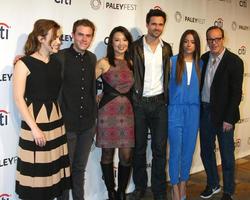 los angeles - 23 de março - elizabeth henstridge, ian de caestecker, ming-na wen, brett dalton, chloe bennet, clark gregg no paleyfest 2014 - agentes do escudo da marvel no dolby theater em 23 de março de 2014 em los angeles, ca foto