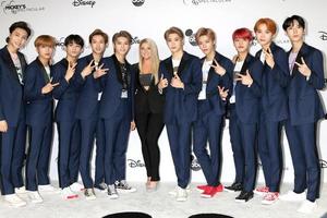 los angeles - 6 de outubro nct 127, meghan trainor at the mickey s 90th espetacular gravação no shrine auditium em 6 de outubro de 2018 em los angeles, ca foto