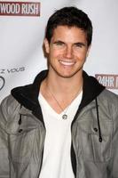 los angeles - 20 de fevereiro - robbie amell chega ao 24 horas hollywood rush no teatro ebell em 20 de fevereiro de 2011 em los angeles, ca foto