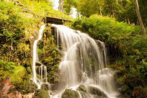 cachoeira de conto de fadas na floresta negra alemanha feldberg foto