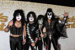 los angeles - 19 de setembro - paul stanley, tommy thayer, cantor eric, gene simmons, beijo no tapete vermelho vencedor do america s got talentos coroas no teatro dolby em 19 de setembro de 2018 em los angeles, ca foto