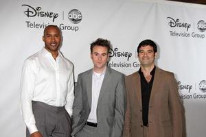 los angeles - 7 de agosto - henry simmons, christopher moynihan, mather zickel chegando ao grupo de televisão disney abc festa da turnê de imprensa de verão de 2011 no hotel beverly hilton em 7 de agosto de 2011 em beverly hills, ca foto