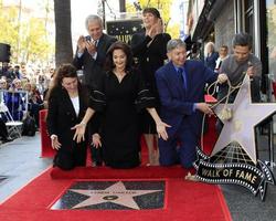 los angeles - 3 de abril les moonves, patty jenkins, oficial, lynda carter, leron gubler na cerimônia da estrela de lynda carter na calçada da fama de hollywood em 3 de abril de 2018 em los angeles, ca foto