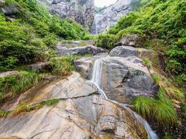 caminhada em trilha antiga de huihang, cachoeira e rio em lenta foto