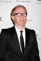 los angeles - 15 de janeiro - jesse tyler ferguson chega ao art of elysium heaven gala 2011 no parque de exposições do centro de ciências da califórnia em 15 de janeiro de 2011 em los angeles, ca foto