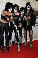 los angeles - 19 de setembro - paul stanley, tommy thayer, cantor eric, gene simmons, beijo no tapete vermelho vencedor do america s got talentos coroas no teatro dolby em 19 de setembro de 2018 em los angeles, ca foto