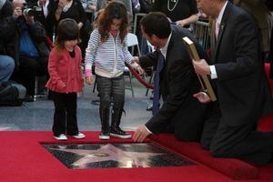 los angeles - 1 de fevereiro - adam sandler, com as filhas sunny e sadie na cerimônia de estrela da caminhada da fama de adam sandler em hollywood no w hotel em 1 de fevereiro de 2011 em hollywood, ca foto