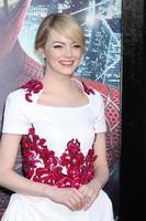 los angeles - 28 de junho - emma stone chega na estréia do incrível homem-aranha no teatro da vila em 28 de junho de 2012 em westwood, ca foto